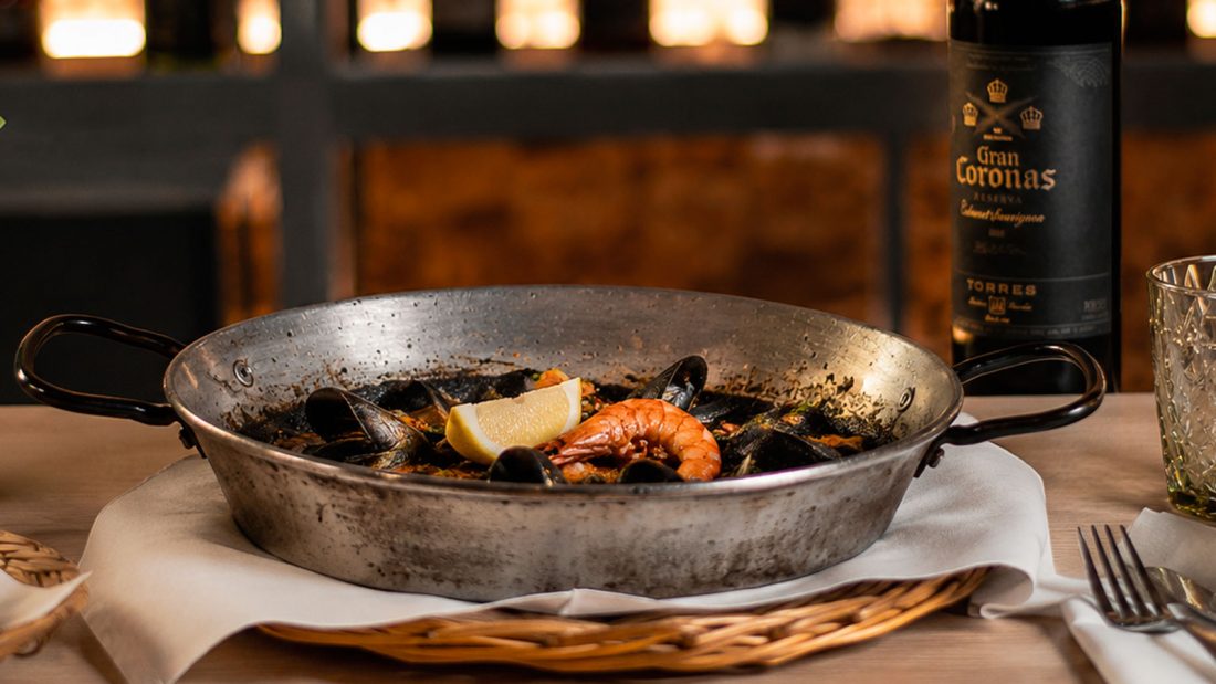 Paella de marisco en restaurante L'Ambos Mundos de Plaça Reial, Barcelona