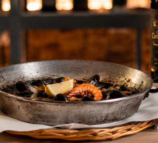 Paella de marisco en restaurante L'Ambos Mundos de Plaça Reial, Barcelona