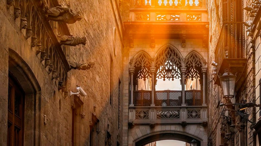 L'Ambos Mundos, restaurante familiar de Plaça Reial especializado en paellas, arroces y cocina mediterránea tradicional.