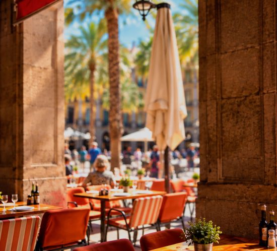 L'Ambos Mundos, restaurante familiar en la Plaça Reial especializado en paellas y arroces.