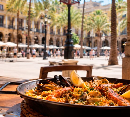Paella de marisco en una terraza de Plaça Reial, Barcelona, junto a Las Ramblas.